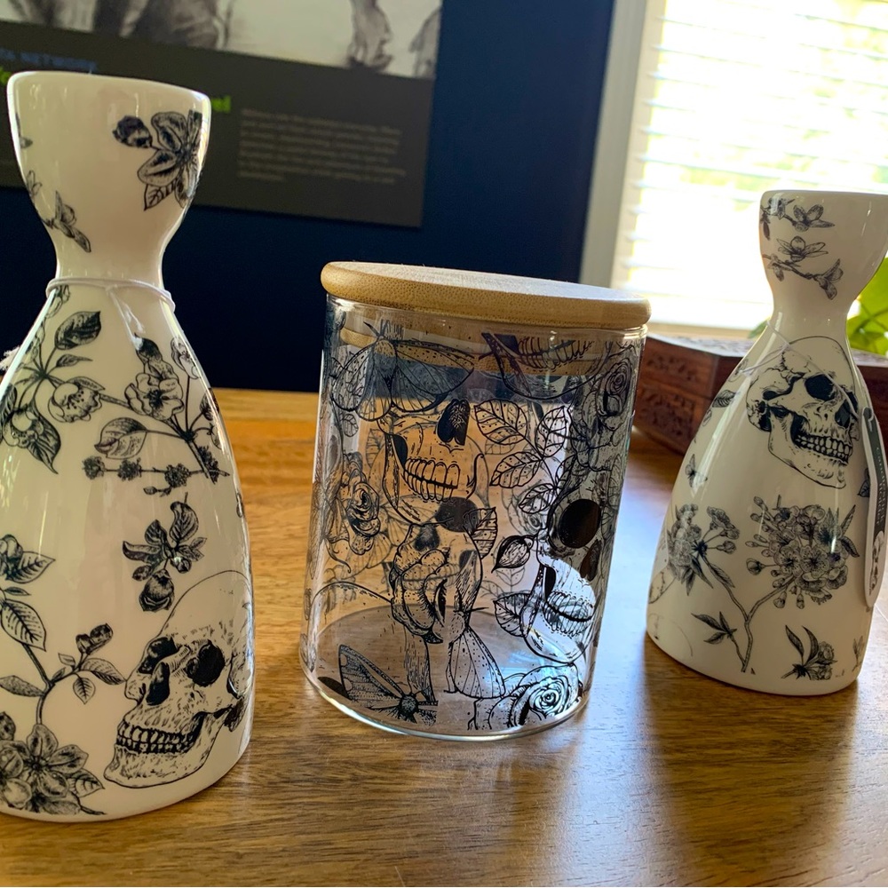 Skull and flowers glass jar with wooden lid and 2 candle stick holders - NWT
